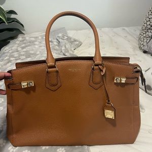 Henri Bendel tote bag! Still in great condition!